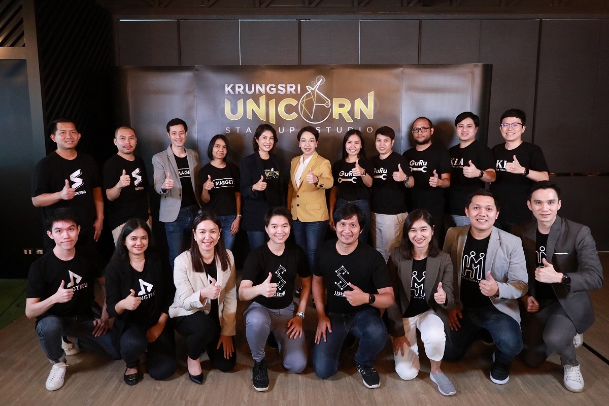 นางสาวณญาณี เผือกขำ (แถวยืน-ตรงกลาง) ประธ...