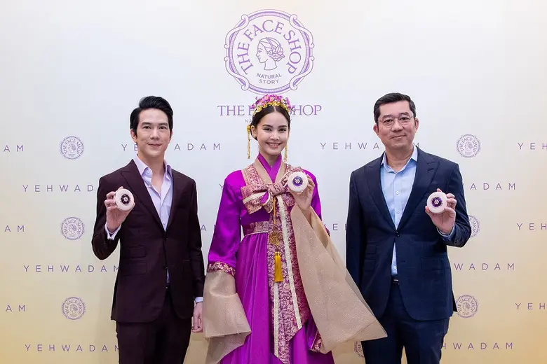 พิธาน องค์โฆษิต (ซ้าย) ประธานกรรมการบริหา...