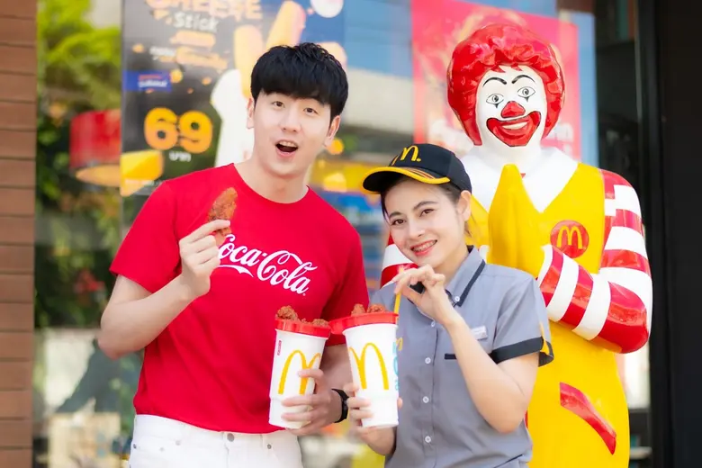 แมคโดนัลด์ X โคคา-โคล่า เปิดตัว 'Snack 2 Go' เมนูไก่เกาหลีใหม่ พร้อมแก้วดีไซน์ใหม่ อร่อยซ่าได้ทุกที่