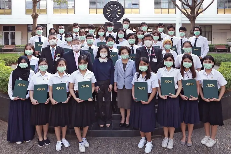 คุณสุพร วัธนเวคิน ประธานกรรมการมูลนิธิอิอ...