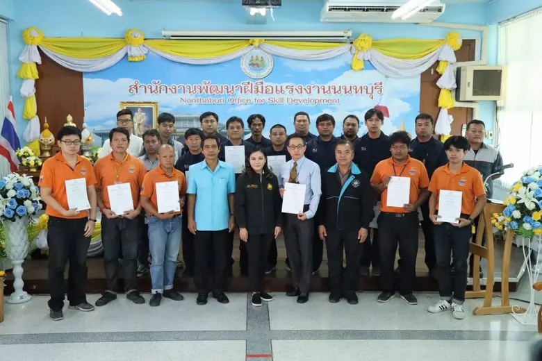 รมช.แรงงาน ลงพื้นที่นนทบุรี ตรวจเยี่ยมการ...