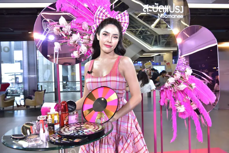 สยามเซ็นเตอร์แนะนำสองบิวตี้บล็อกเกอร์ชื่อดังชวนแต่งหน้าสไตล์ Color of Siam จะสวยใสหรือไปปาร์ตี้ก็สามารถแต่งตามได้ครบหมด