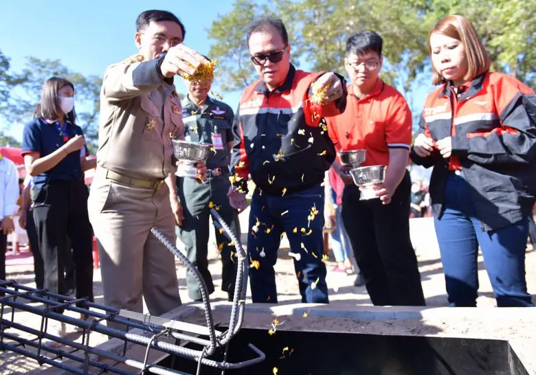 นายสำเริง ชื่นศิริ (คนกลาง) รองกรรมการผู้...