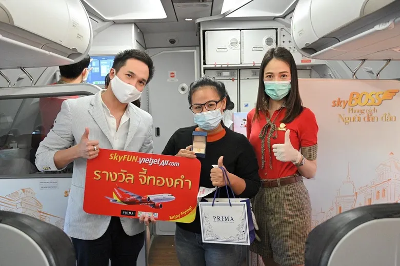 ไทยเวียตเจ็ทเซอร์ไพรส์ผู้โดยสารบนเที่ยวบินพิเศษ "Magic Flight" แจกจี้ทองคำจากพรีม่าโกลด์และบัตรกำนัลจากโรบินสัน