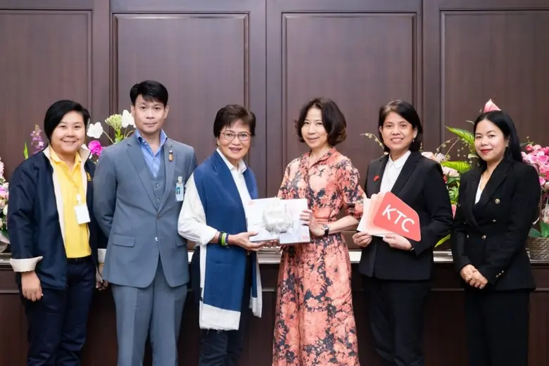 ดร.คุณหญิง กัลยา โสภณพนิช (กลางซ้าย) รัฐม...