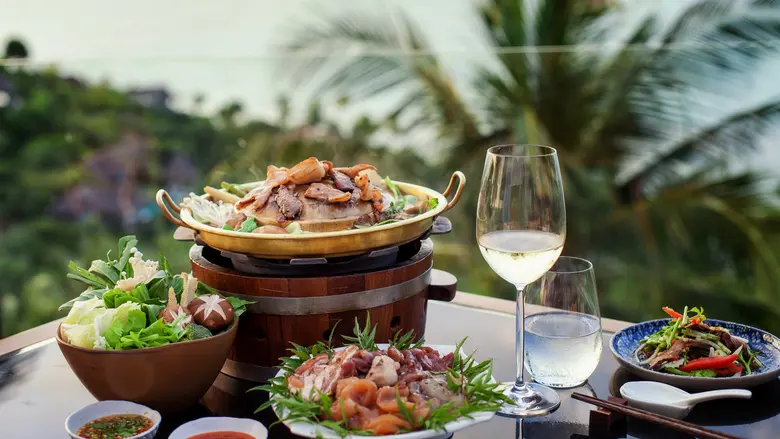 พร้อมวิวทิวทัศน์ของทะเลอ่าวไทย "หมูกระทะ"...