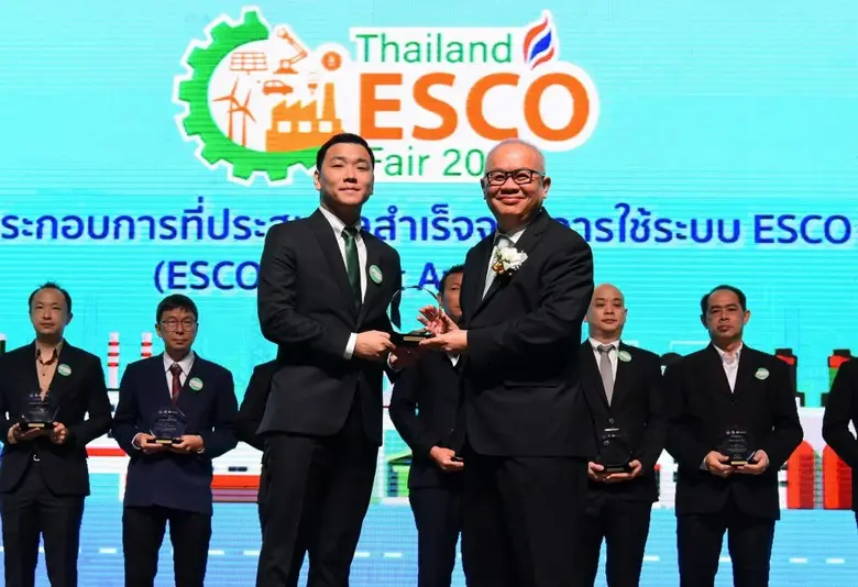 คุณวศิน ดำรงสกุลวงษ์ (ซ้าย) กรรมการและผู้...