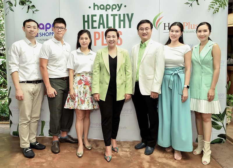 Happy Shopping โดย อภิรวี พิชญเดชะ (กลาง)...