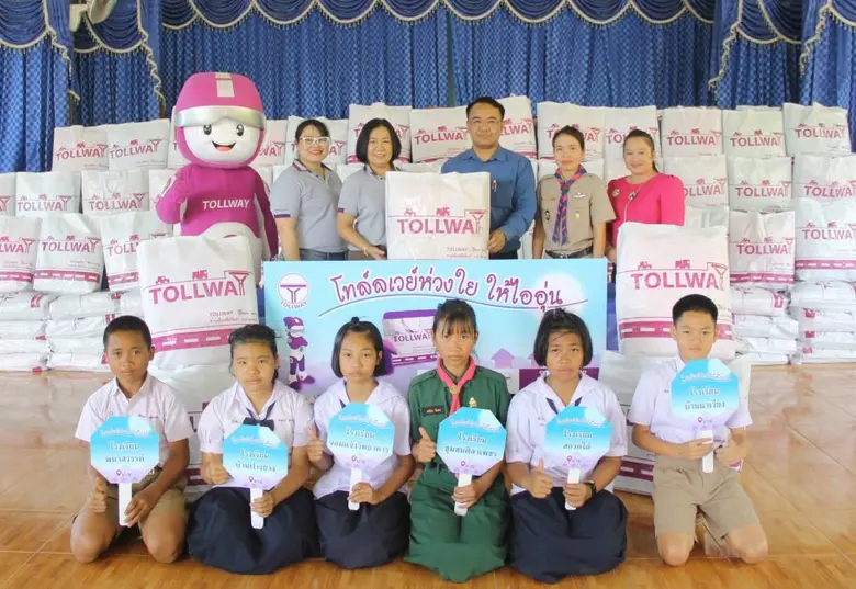 เมื่อเร็วๆ นี้ น.ส.อัจฉรา เจริญพร (แถวยืน...