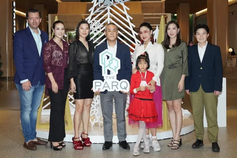 คุณนรวีร์ ฉัตราภรณ์ (ที่ 4 จากซ้าย) รองปร...