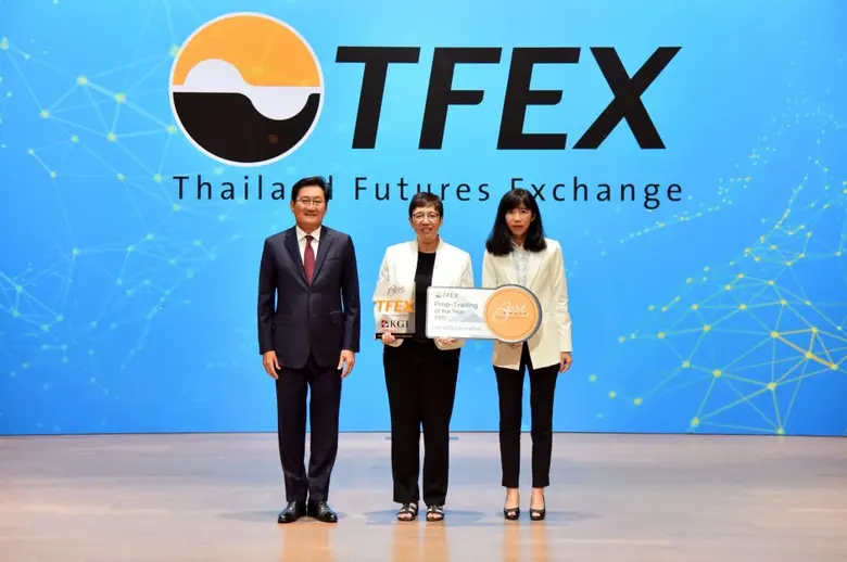 คุณจริยา โปษยะจินดา (กลาง) กรรมการผู้จัดก...