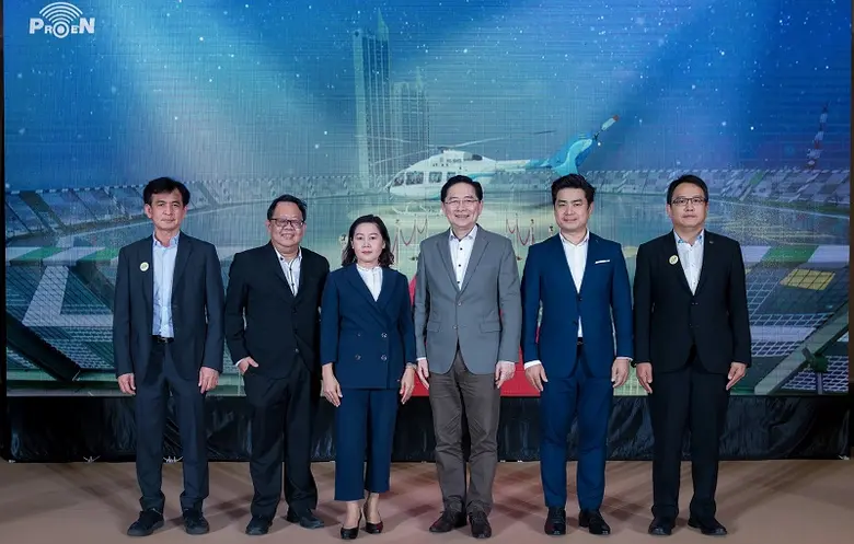 คุณสาธิต พุทธชัยยงค์ (ที่ 3 จากขวา) ประธานกรรมการ ก...