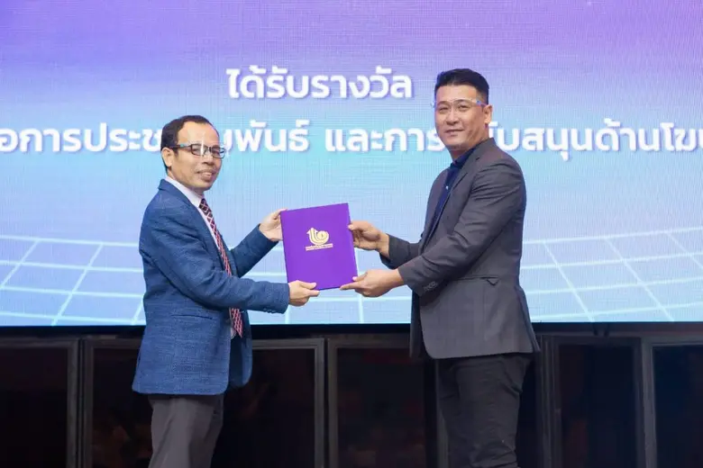 นายวิริยะ จิตโปร่งใส (ขวา) กรรมการผู้จัดก...