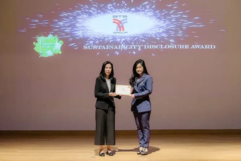 นางสาวมรกต จิรนิธิรัตน์ (ขวา) ผู้จัดการฝ่...