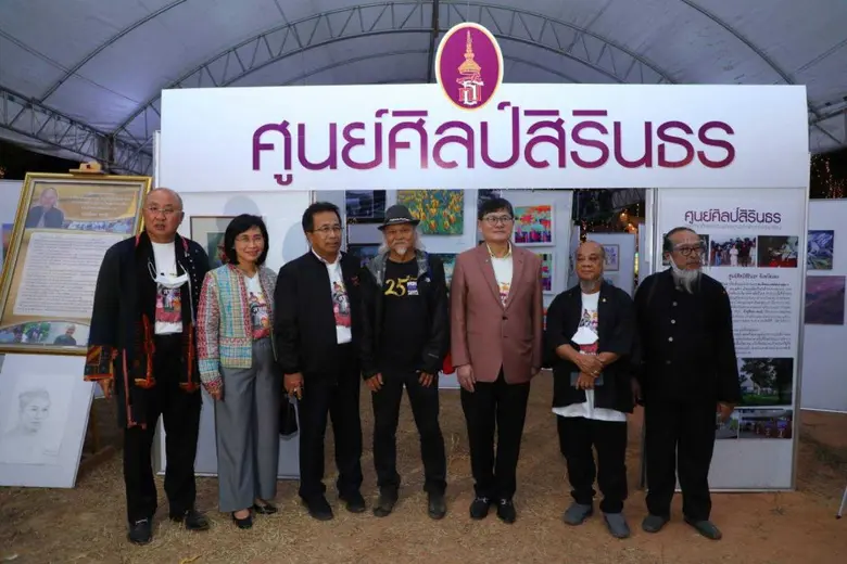 ศ.(พิเศษ) เอนก เหล่าธรรมทัศน์ รัฐมนตรีว่าการกระทรวง...