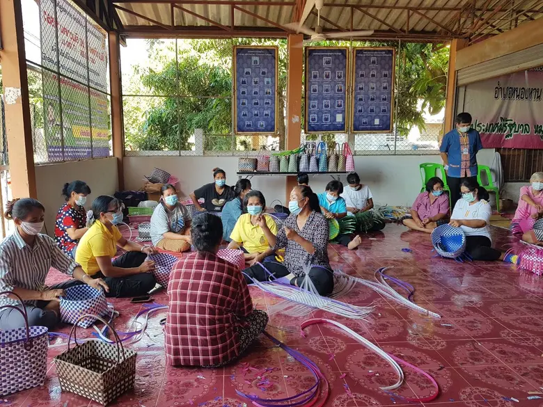 สถาบันพัฒนาฝีมือแรงงาน 18 อุดรธานี ตรวจเยี่ยมการฝึกอบรม หลักสูตรยกระดับฝีมือแรงงาน สาขา การถักสานผลิตภัณฑ์จากเส้นพลาสติก