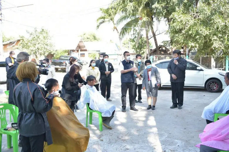 นายวีระชัย นาคมาศ ผู้ว่าราชการจังหวัดมุกดาหาร ออกตร...