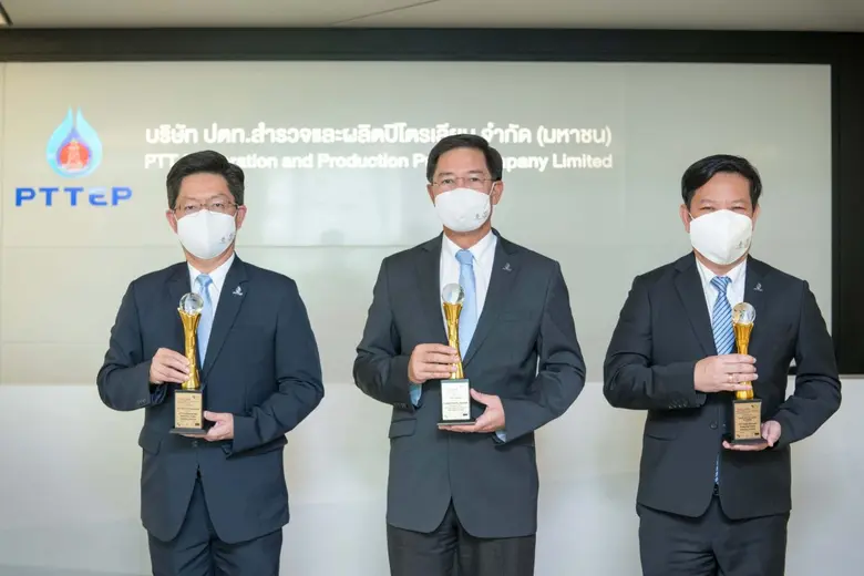 นายพงศธร ทวีสิน (กลาง) ประธานเจ้าหน้าที่บ...