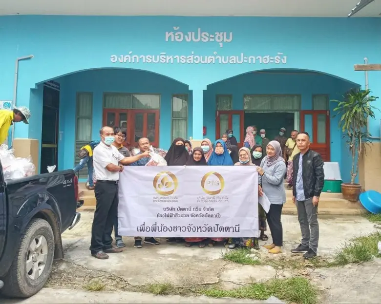 คุณบุญลือ สุวรรณศิลป์ (ที่ 1 จากซ้าย) ตัวแทนจากบริษ...