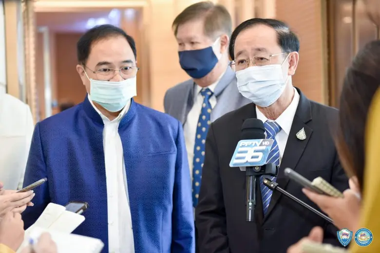 นายกลินท์ สารสิน ประธานกรรมการหอการค้าไทยและสภาหอกา...