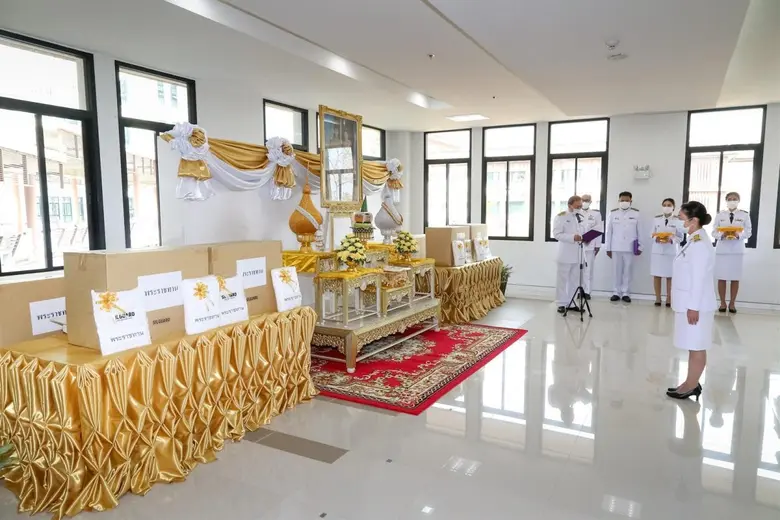 พระบาทสมเด็จพระเจ้าอยู่หัว และสมเด็จพระนา...