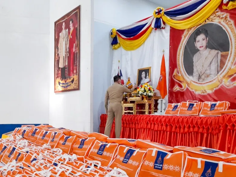 สมเด็จเจ้าฟ้าฯ กรมพระศรีสวางควัฒน วรขัตติยราชนารี โปรดเกล้าฯ ให้ ราชวิทยาลัยจุฬาภรณ์เชิญชุดกันหนาวพระราชทาน มอบแก่ประชาชน อำเภอแม่ลาน้อย จังหวัดแม่ฮ่องสอน