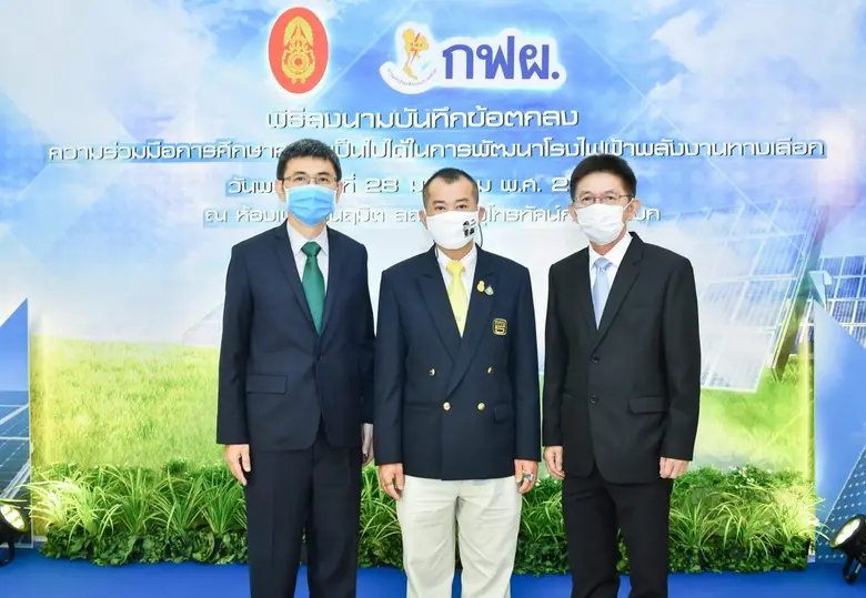 นายรังสรรค์ พวงปราง (คนซ้าย) ผู้ช่วยกรรมก...