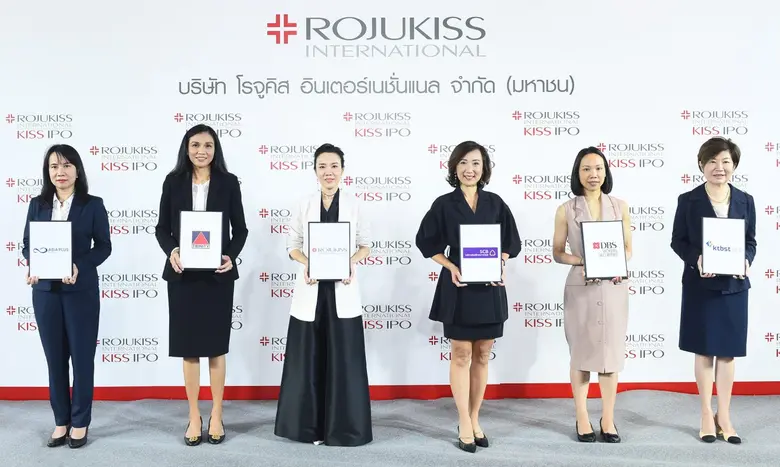 นางวรวรรณ ไชยกำเนิด (ที่ 3 จากซ้าย) ประธา...