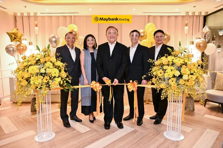 นายมนตรี ศรไพศาล ประธานเจ้าหน้าที่บริหาร, นายอารภัฏ...