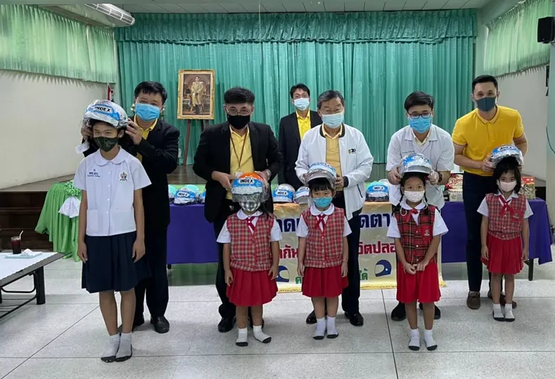ฟอลคอนประกันภัยสานต่อโครงการมอบหมวกนิรภัยเด็กและอุปกรณ์การเรียน ให้แก่ 2 โรงเรียนในเขตพื้นที่ตลิ่งชัน