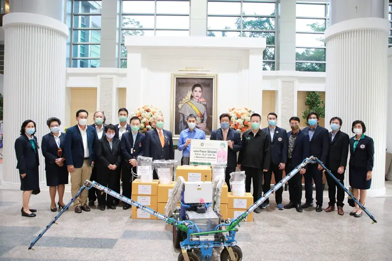 รศ.ดร.พีรยุทธ์ ชาญเศรษฐิกุล คณบดี พร้อมผู...