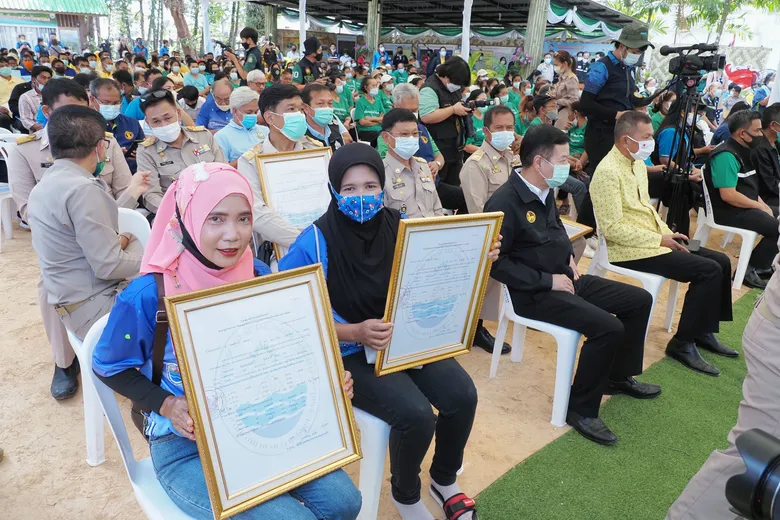 ชาวระนอง เฮ! "วราวุธ" ลงพื้นที่แก้ไขปัญหาที่ดินป่าชายเลนชุมชนเมืองระนอง ยุติปัญหายืดเยื้อกว่า 30 ปี มอบ "กรมทะเล" เร่งรัดเสนอ ครม.