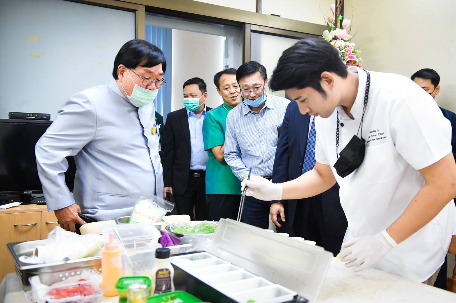"ประภัตร" เชิญเชฟโชว์ปรุง 8 เมนูอาหาร "จิ้งหรีด-แมลงกินได้"