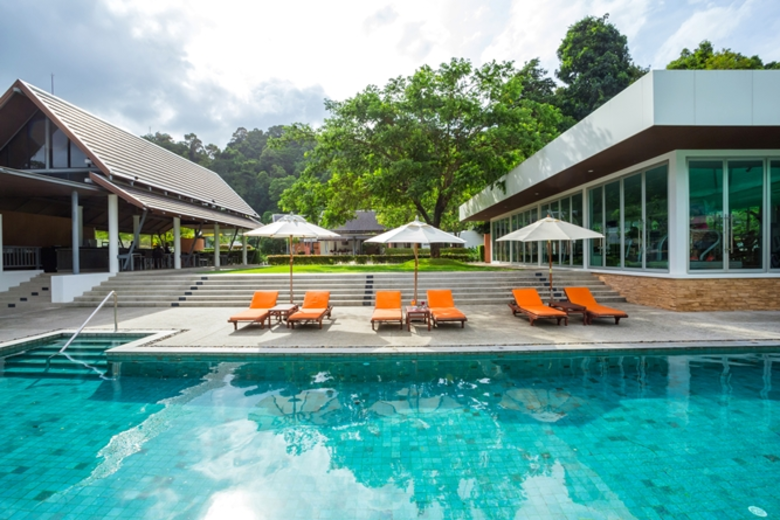 พักสบายในสไตล์กอล์ฟรีสอร์ตที่แวดล้อมด้วยธ...