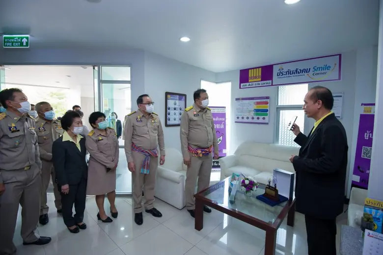 รมว.แรงงาน เยี่ยมชมศูนย์ประสานงานทบทวนสิทธิ โครงการ "ม33เรารักกัน" เคลื่อนที่ (เชิงรุก)