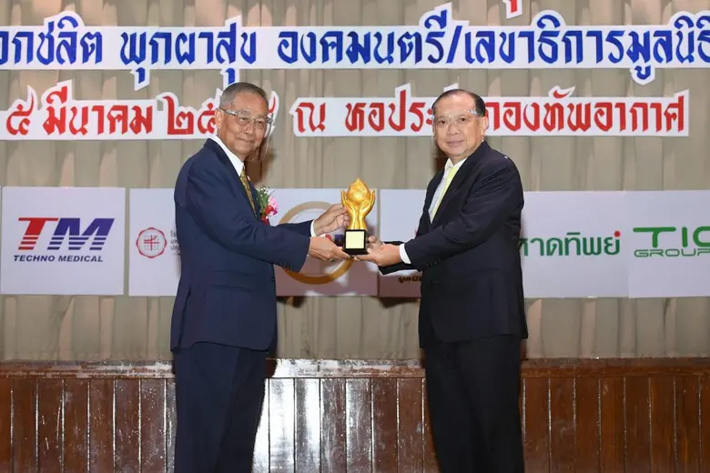 นายพูลพิพัฒน์ ตันธนสิน (ขวา) ประธานเจ้าหน...