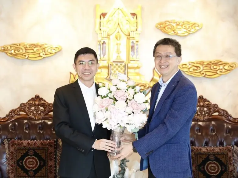 นายสุรพล โอภาสเสถียร (ขวา) ผู้จัดการใหญ่ ...