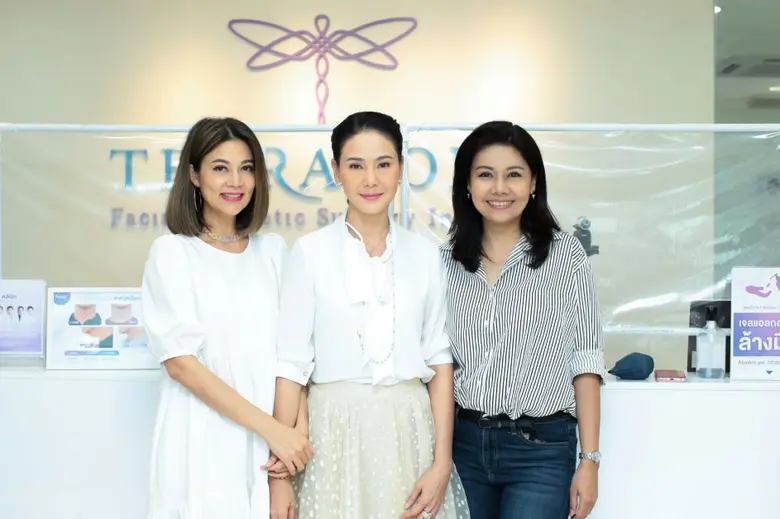 รศ.นพ. ชลธิศ สินรัชตานันท์ หรือหมอชลธิศ ทำตาสองชั้น...