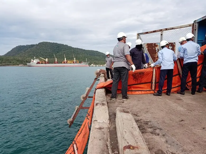 "ท่าเรือประจวบ" ปลอดภัยมาเป็นที่หนึ่ง ฝึกซ้อมใช้งานทุ่นกักน้ำมัน