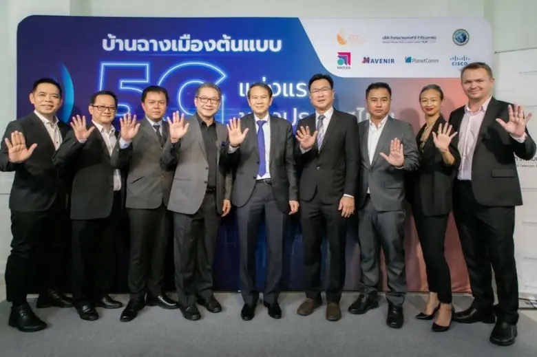 คุณคณิศ แสงสุพรรณ (กลาง) เลขาธิการคณะกรรมการนโยบายเ...