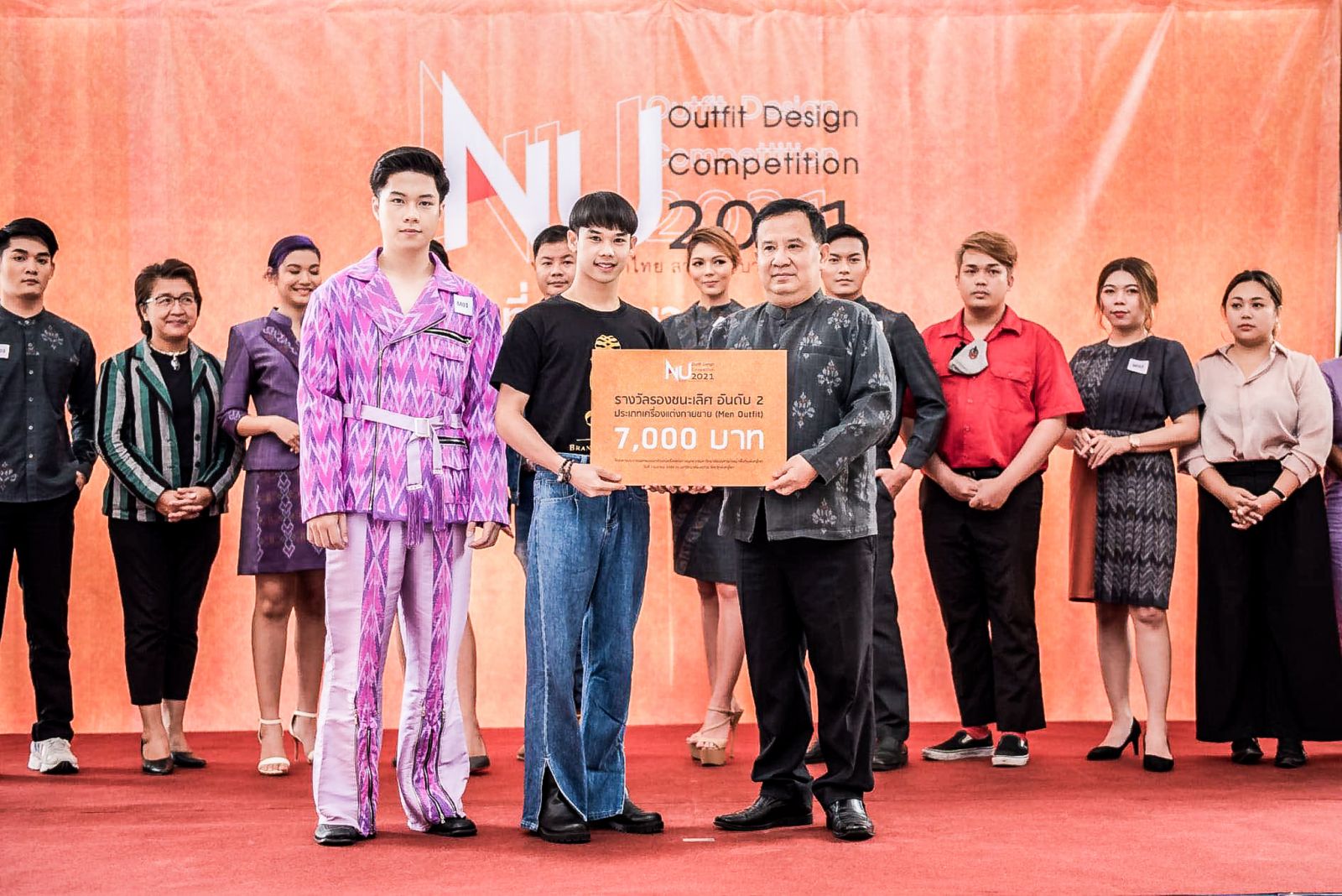 "ฮั่น" สรชาติ พานิช นักศึกษาการออกแบบธุรกิจแฟชั่น ค...