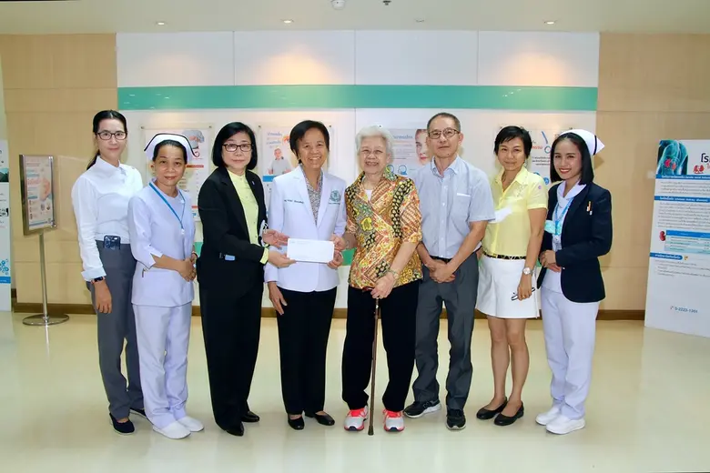 นางมาลี ถิรนันท์รุ่งเรือง (ที่ 4 จากขวา) พร้อมครอบค...