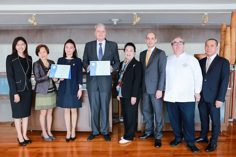 มร. โรเบิร์ต เมาเรอร์ เลิฟเลอร์ (ที่ 4 จากซ้าย) ผู้...