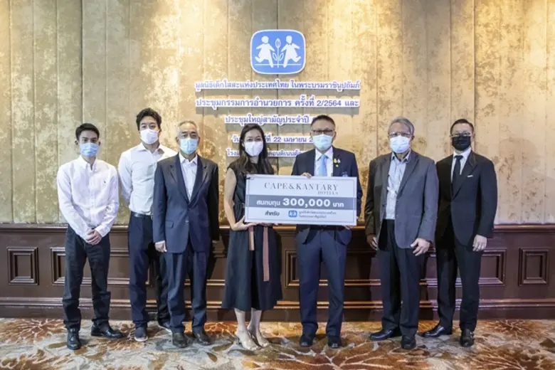 ธีระพงศ์ ปังศรีวงศ์ (คนที่ 3 จากซ้าย) กรร...