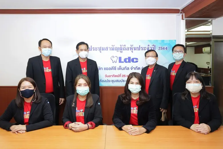 รศ.ทพ.ดร.ชัยวัฒน์ มณีนุษย์ (แถวยืนที่ 2 จ...