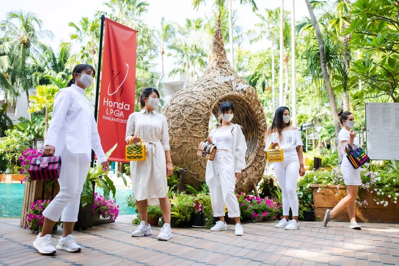 5 ตัวแทนนักกอล์ฟสาวจาก "ฮอนด้า แอลพีจีเอ ไทยแลนด์ 2021" ร่วมสัมผัสงานหัตถศิลป์ไทยประยุกต์อันล้ำสมัย ก่อนร่วมดวลวงสวิง 6 - 9 พ.ค. นี้