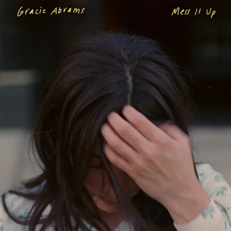 มาฟังเพลงใหม่จาก "Gracie Abrams" ศิลปินสาวสวยคลื่นลูกใหม่อินดี้ป็อป กับเพลง "Mess It Up" มาพร้อม MV ที่เต็มไปด้วยความหวานของขนมเค้กหน้าตาน่ารัก