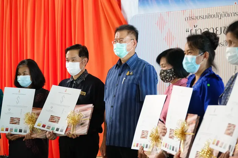 พช.โคราช ฝึกอบรมพัฒนาศักยภาพผู้ประกอบปลุกกระแสเทรนด์ผ้าไทยให้ทันสมัยสู่สากล