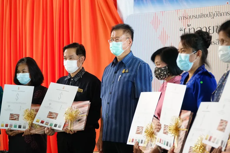 พช.โคราช ฝึกอบรมพัฒนาศักยภาพผู้ประกอบปลุกกระแสเทรนด์ผ้าไทยให้ทันสมัยสู่สากล