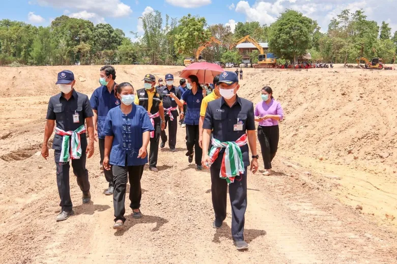สุดปลื้ม! พช.ผนึกกำลัง นพค.51 ส่งมอบแปลง CLM "โคก หนอง นา พช." อ.ตระการพืชผล จ.อุบลราชธานี